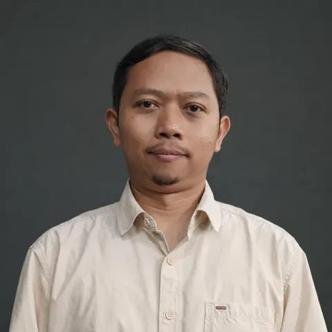 Sugihartono, General Manager IT Services, coach, dan penulis, mengenakan kemeja krem